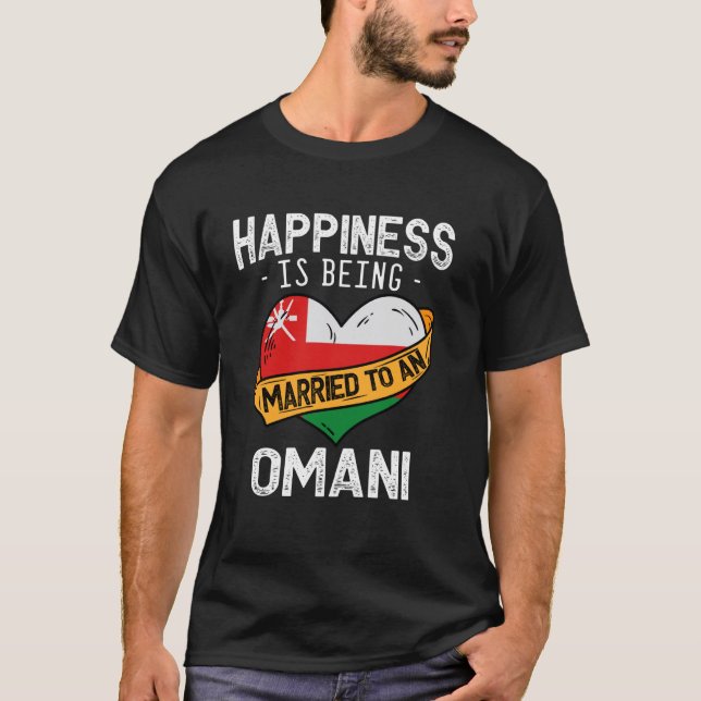 Camiseta A Felicidade É Ser Casado Com Uma Esposa Omanense  (Frente)