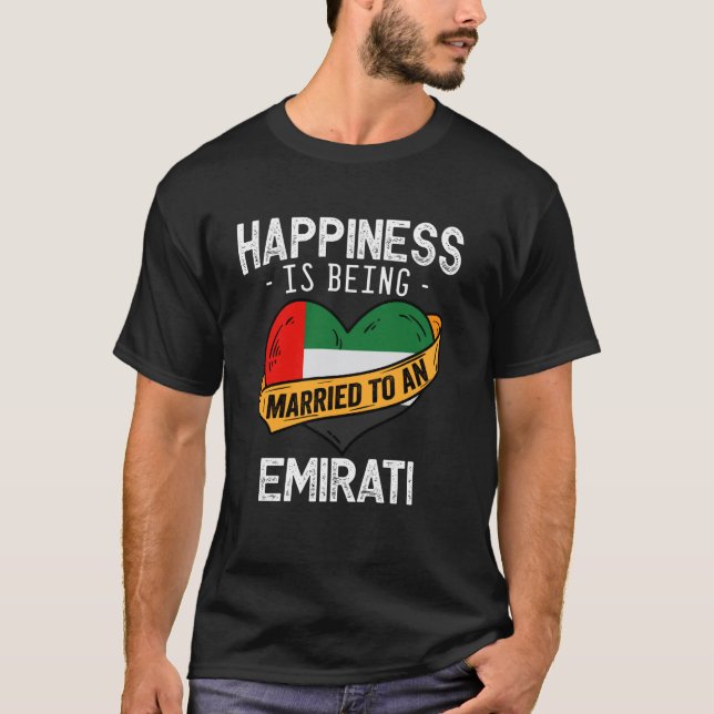 Camiseta A Felicidade É Ser Casado Com Uma Mulher Emiradens (Frente)