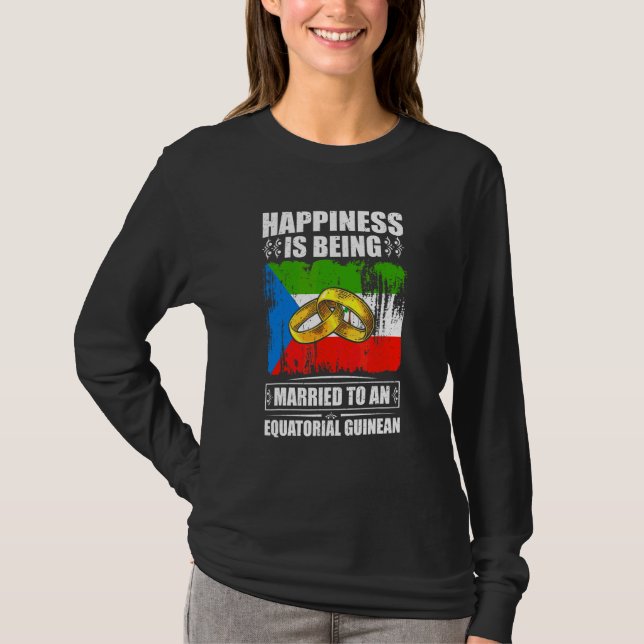 Camiseta A Felicidade É Ser Casado Com Uma Pessoa Da Guiné  (Frente)