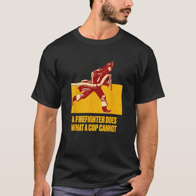 Camiseta A Firefighter Does What a Cop Fireman First Respon (Frente)