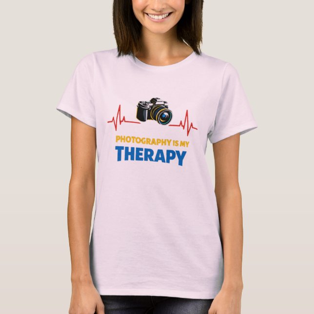 Camiseta A Fotografia É Minha Terapia Câmera Gráfica Coraçã (Frente)
