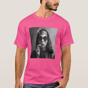 Camiseta A freira quente fuma cigarro, sem rebeldes