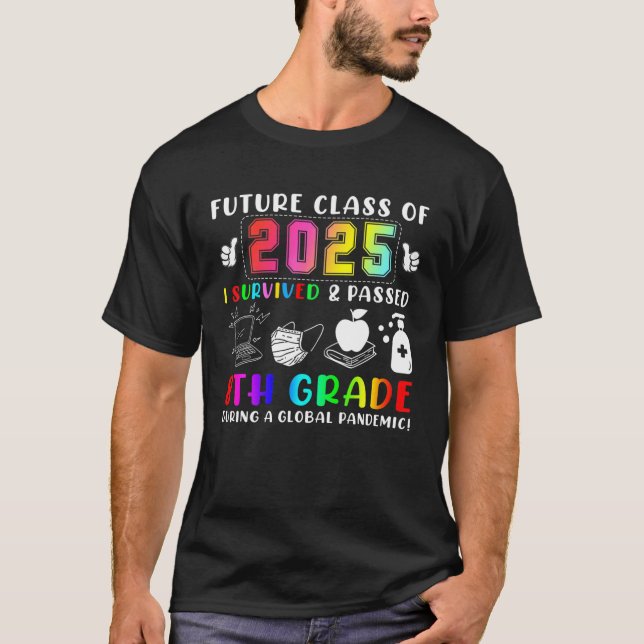 Camiseta A Futura Classe De 2025 Sobrevivi E Passei 8.º Gra (Frente)
