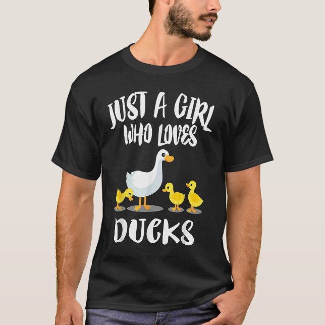 Camiseta A Girl Who Loves Ducks  Duck Owner (Frente)