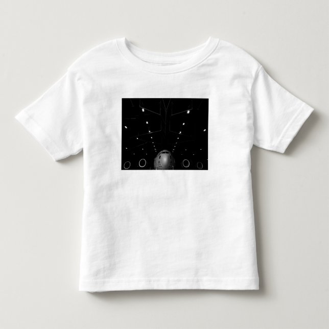 Camiseta A Globemaster III C-17 fica num hangar (Frente)