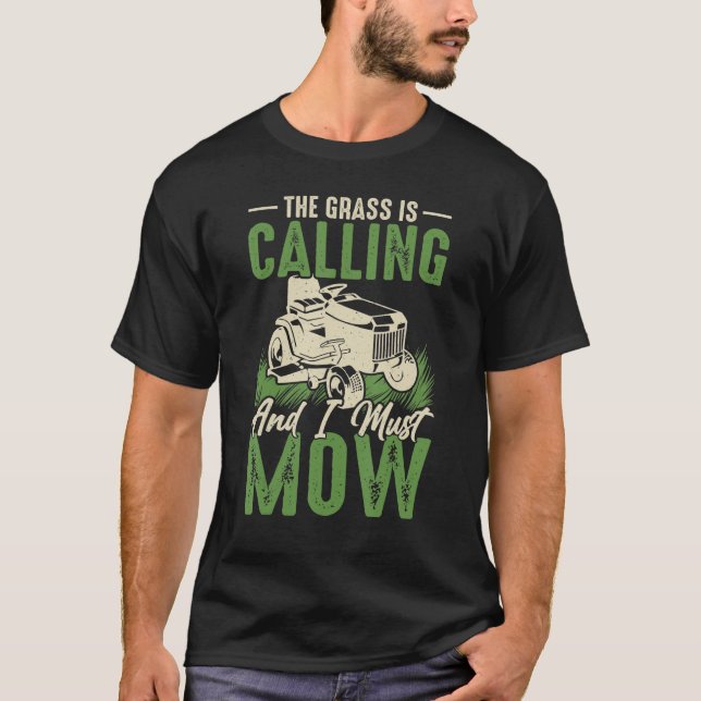 Camiseta A Grama Está Ligando E Eu Tenho Que Mover (Frente)