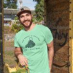 Camiseta A Grama Está Ligando E Eu Tenho Que Usar Gráfico E<br><div class="desc">Quer você tenha seu próprio negócio paisagístico ou apenas tenha excelente orgulho em cortar seu próprio gramado, você apreciará o engraçado ditado "A grama está chamando" e "Eu tenho que me masturbar". Uma ilustração verde de um cortador de relva comercial acompanha a mensagem verde desta camiseta gráfica. Precisa de presentes...</div>