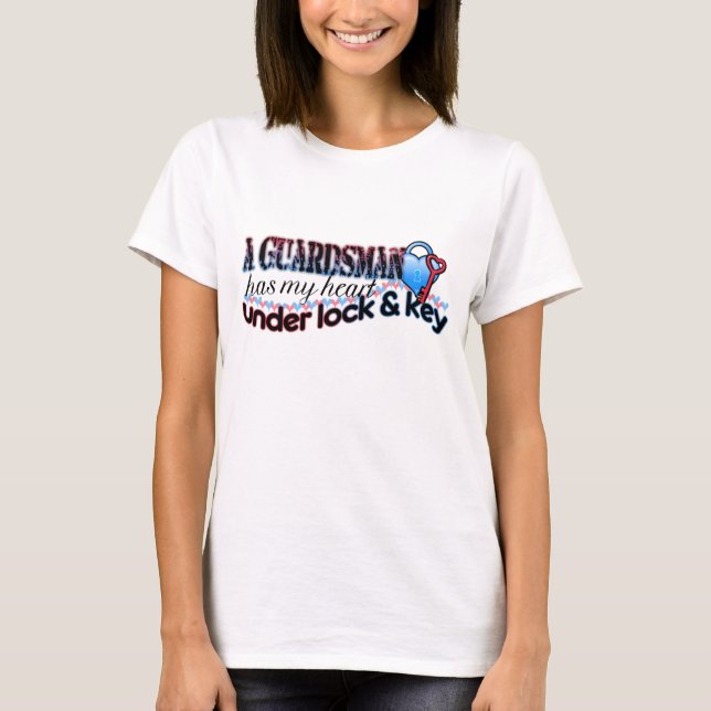 Camiseta A guarda tem meu coração sob o fechamento & a (Frente)