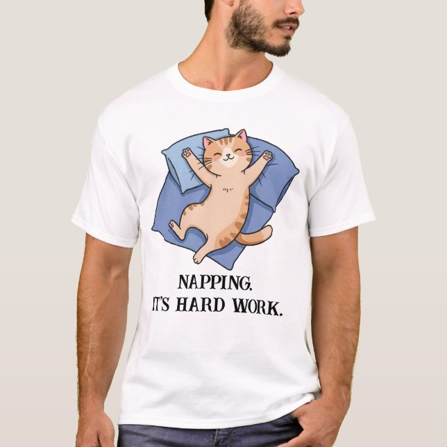 Camiseta A guardar. É trabalho de Duro. Gato Engraçado (Frente)