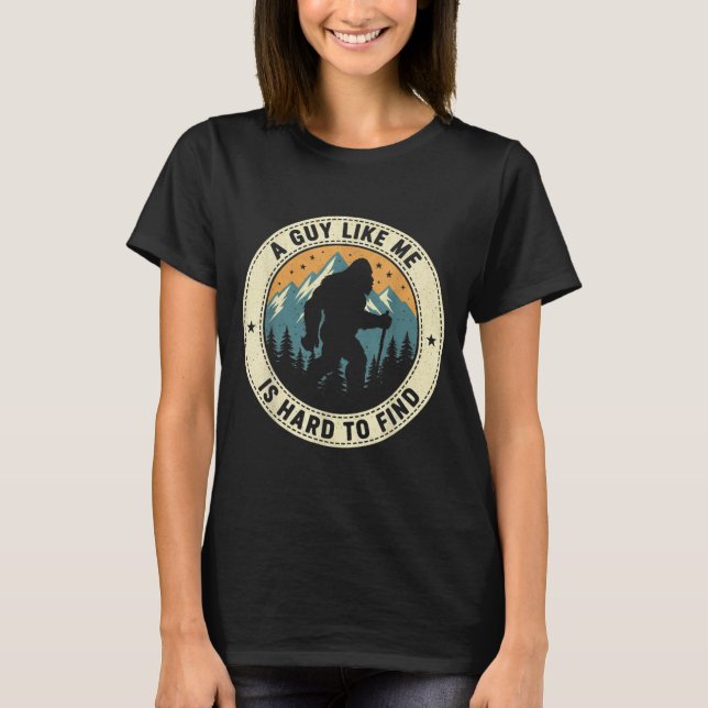 Camiseta A Guy Like Me Is Hard To Find Funny Bigfoot Forest (Frente)