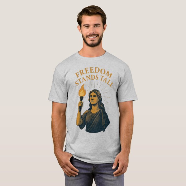 Camiseta A Liberdade Ergue-se Altiva – Uma Tocha para Todos (Frente Completa)