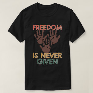Camiseta A liberdade nunca é dada