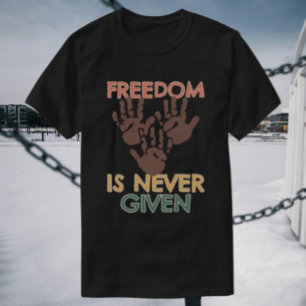 Camiseta A liberdade nunca é dada