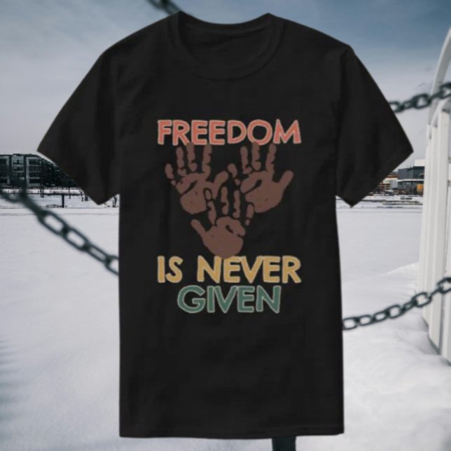 Camiseta A Liberdade Nunca é Dada (Criador carregado)