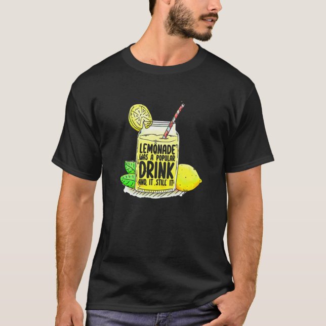 Camiseta A Limonada Era Uma Bebida Popular E Continua A Lim (Frente)