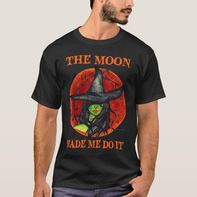 Camiseta A Lua Me Fez Fazer Isso Bruxa Halloween (Frente)