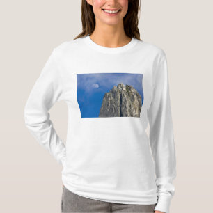 Camiseta A lua nasce e brilha através das nuvens