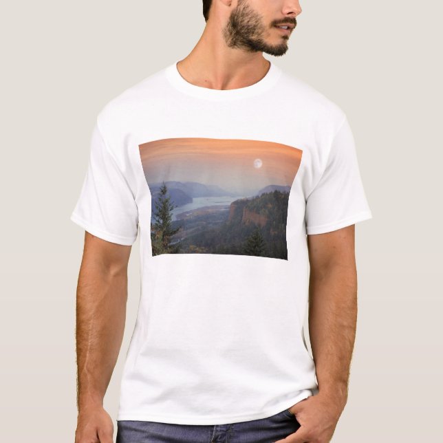 Camiseta A lua paira no céu acima da Vista (Frente)