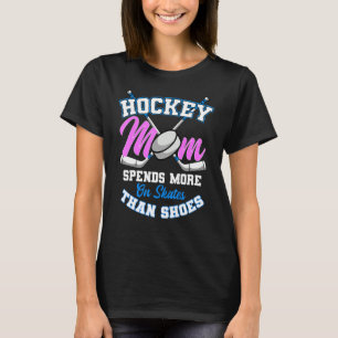 Camiseta A Mãe De Hockey Gasta Mais Em Skates Do Que Calçad