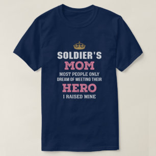 Camiseta A mãe do soldado ergueu o herói