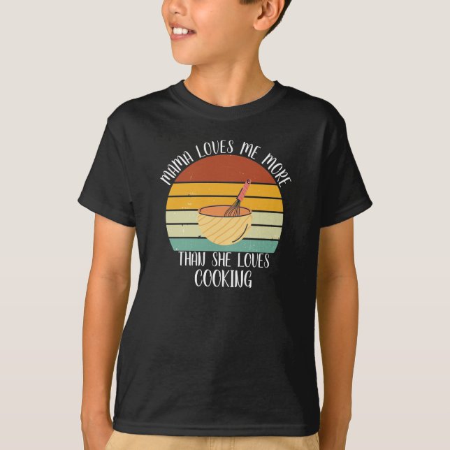 Camiseta A Mãe PERSONALIZADA Me Ama Mais Do Que O Cozinhar (Frente)