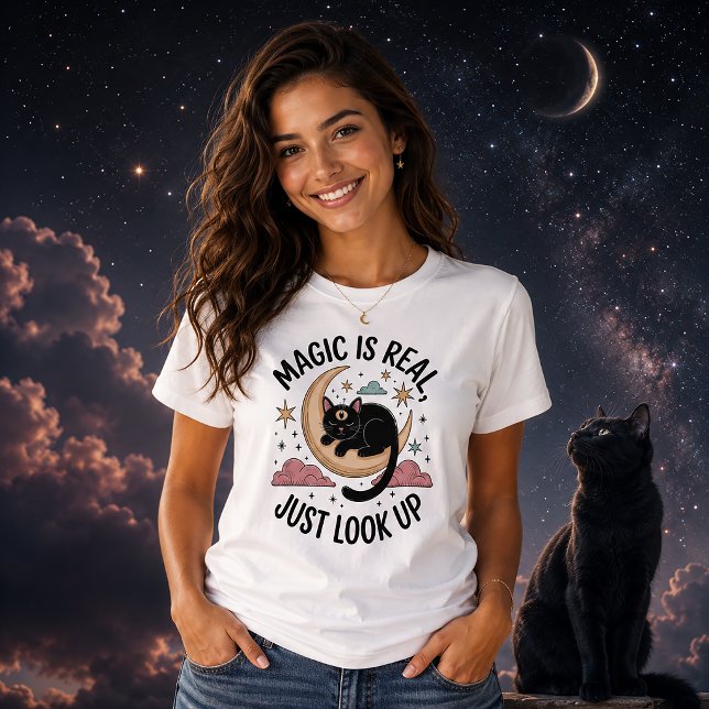 Camiseta A Magia É Real Gato Preto Místico Lua Celestial (Criador carregado)