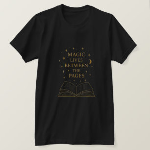 Camiseta A Magia Vive Entre as Páginas Estética Sombria d