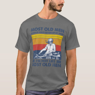 Camiseta A Maioria Dos Velhos Já Teria Desistido.