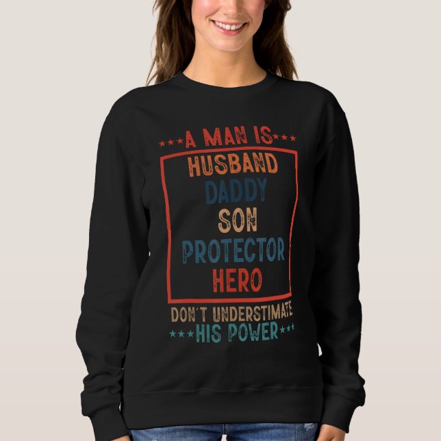 Camiseta A Man Is Husband Daddy Son Protector Hero, Fathers (Frente)