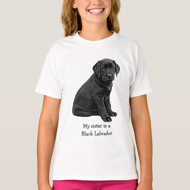Camiseta A minha irmã é Black Lab - Black Labrador Cute Pup (Frente)