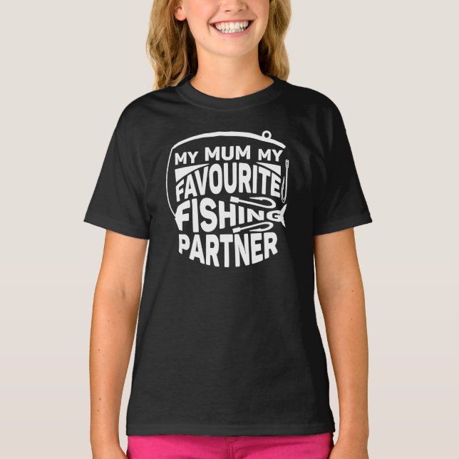 CAMISETA A MINHA MÃE É O MEU PARCEIRO DE PESCA FAVORITO. (Frente)
