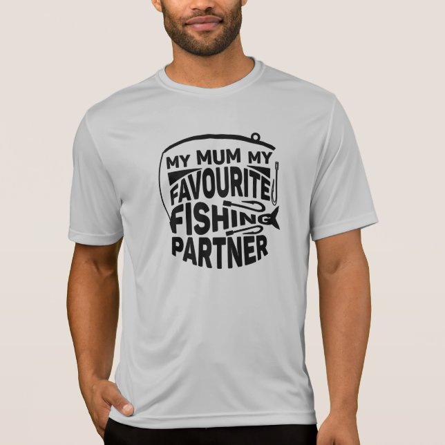CAMISETA A MINHA MÃE É O MEU PARCEIRO DE PESCA FAVORITO. (Frente)