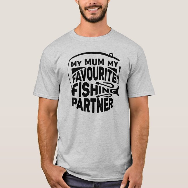 CAMISETA A MINHA MÃE É O MEU PARCEIRO DE PESCA FAVORITO. (Frente)