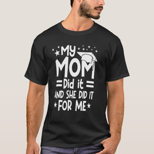 Camiseta A Minha Mãe Fez-O E Fez-O Para Mim, Graduou A Mãe (Frente)