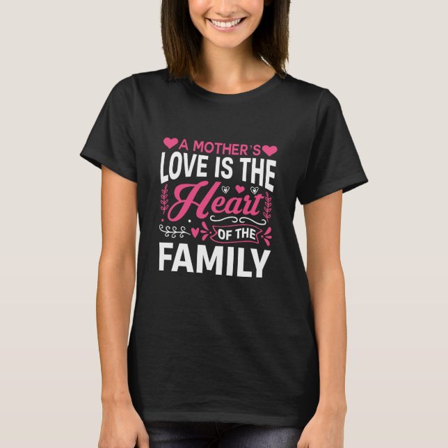 Camiseta A Mother’s Love Is the Heart of Family Quote (Frente)