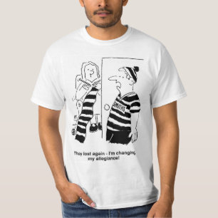 Camiseta A mulher está tricotando uma bola para o fã de fut