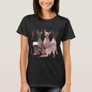 Camiseta A Mulher Não Pode Sobreviver Ao Vinho Sozinha No C