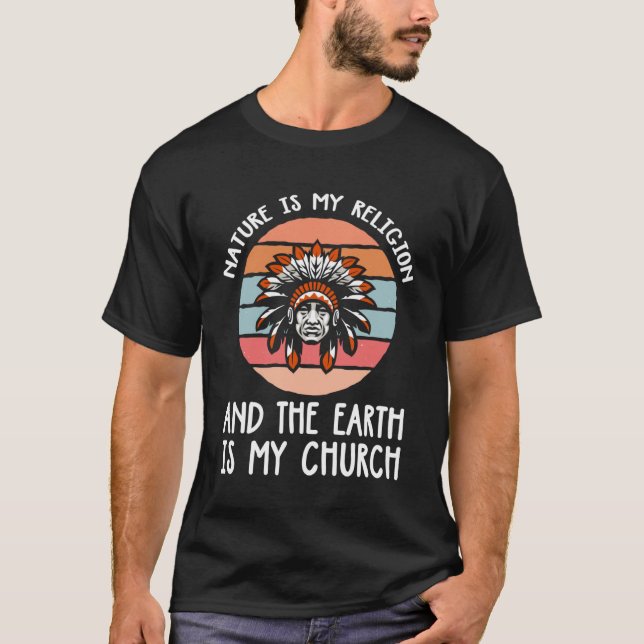 Camiseta A Natureza da Imprensa é a minha religião e a Terr (Frente)