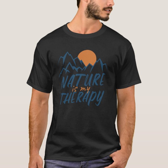 Camiseta A Natureza É A Minha Terapêutica A Acampar Hiker C (Frente)