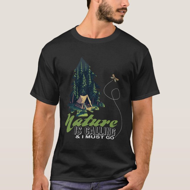 Camiseta A Natureza Está Ligando E Eu Tenho Que Ir Acampar (Frente)