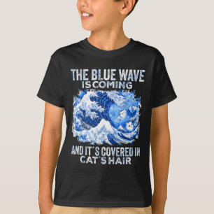 Camiseta A Onda Azul Está Sendo Coberta Em Cabelos De Gato