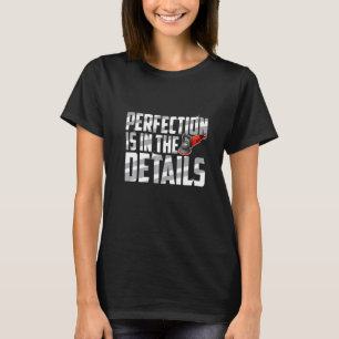 Camiseta A Perfeição De Mens Está No Pol De Detalhes Do Car