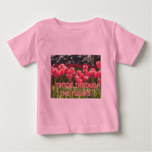 Camiseta a ponta do pé através do bebê das tulipas cresc