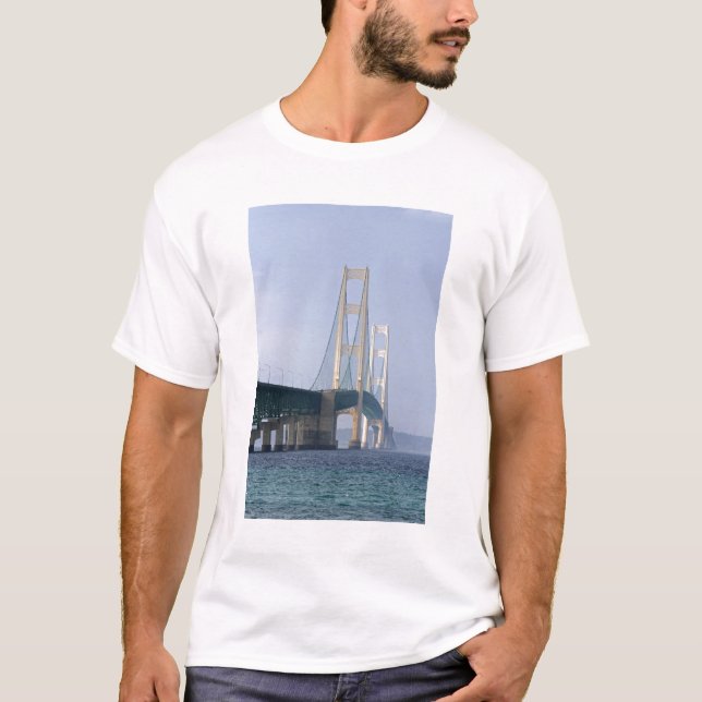 Camiseta A ponte Mackinac que abrange o estreito de (Frente)