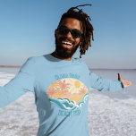 Camiseta A Praia da Vintage Cóta Onda Surf Sol Longa Folha<br><div class="desc">Camisas de manga de estilo bonito,  com mangas compridas,  apresentando lindas ondas lacrimogêneas e um sol brilhante com palmeiras no verão. O legal design de grunge é complementado com um texto especial e dilacerado,  de cor azul,  personalizado para as suas férias de família ou viagem à praia.</div>