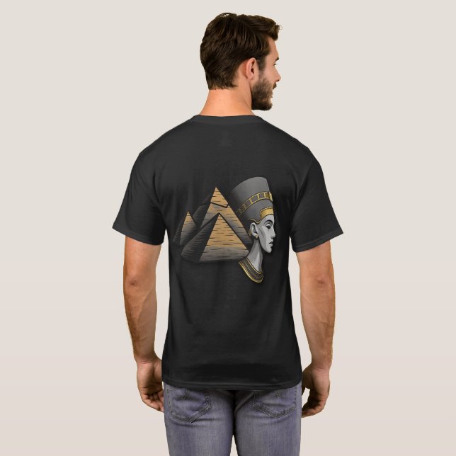Camiseta A Rainha das Pirâmides, de cor preta, (Parte Traseira Completa)
