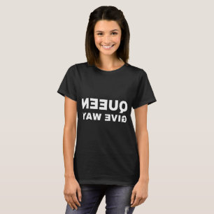 Camiseta A Rainha não se adapta e dá um jeito de preto
