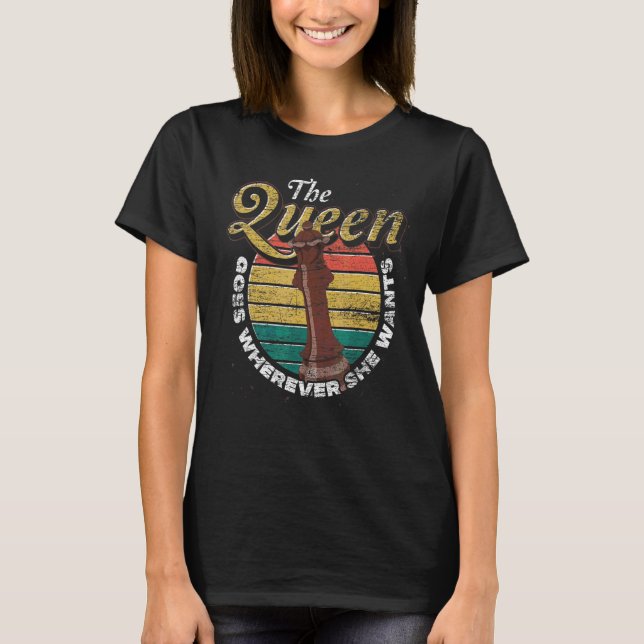 Camiseta A Rainha Vai Onde Quer Que Ela Queira Retro Chess (Frente)