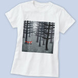 Camiseta A Raposa e a Floresta<br><div class="desc">Uma raposa vermelha solitária se sustenta sob pinheiros em uma floresta escura. Uma pintura paisagística para amantes de animais,  natureza e vida selvagem.</div>