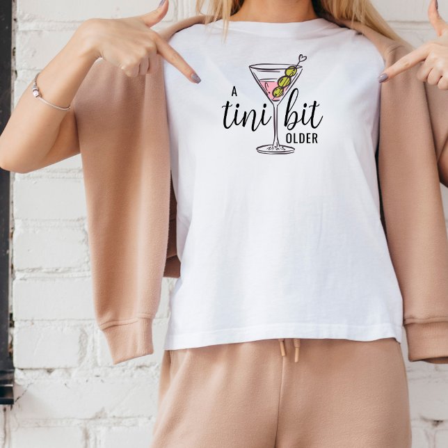 Camiseta A Tini Bit Older Pink Martini Cocktail Birthday (Criador carregado)